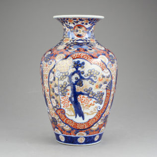 A 19th century chinese imari baluster porcelain vase