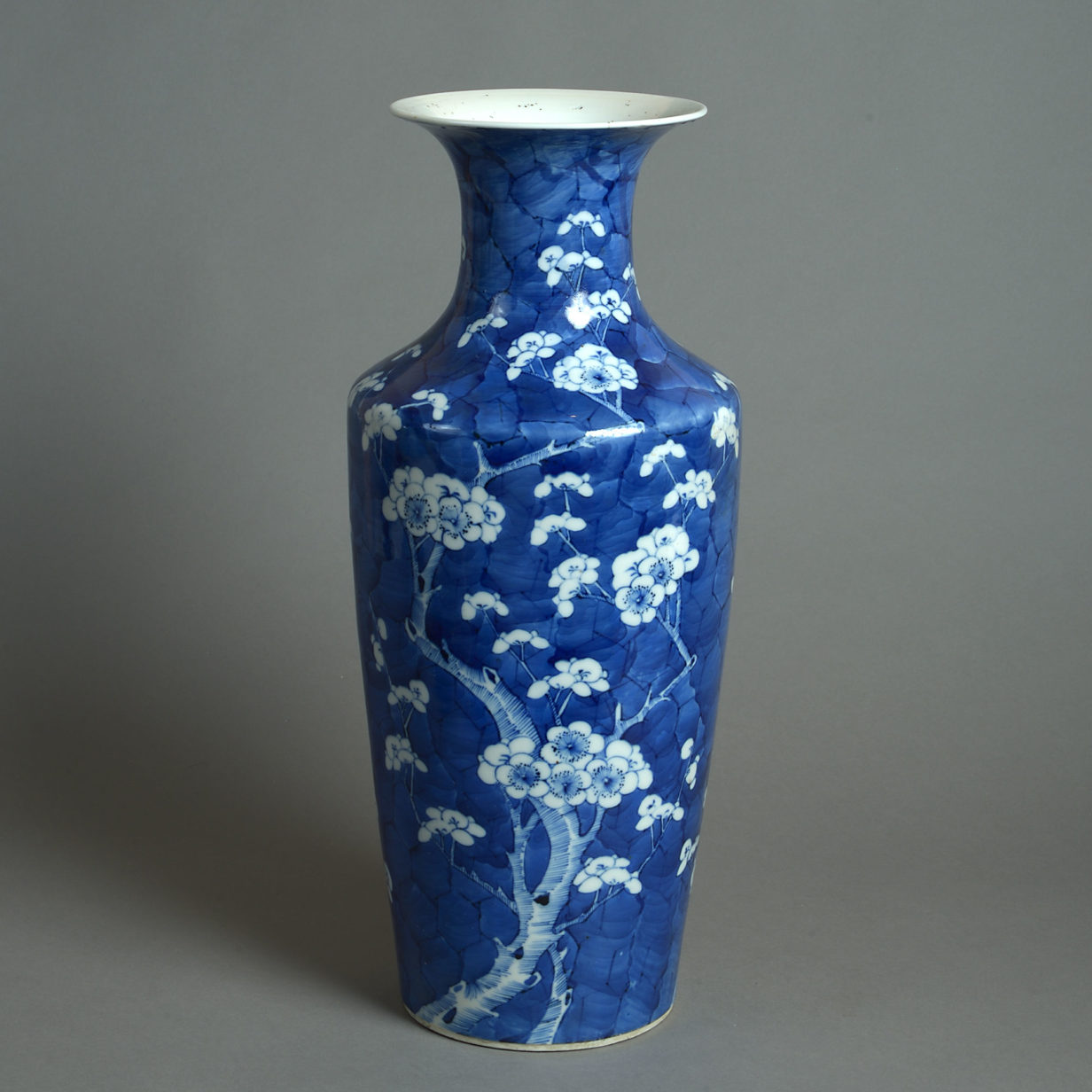 19th century qing dynasty blue & white porcelain vase