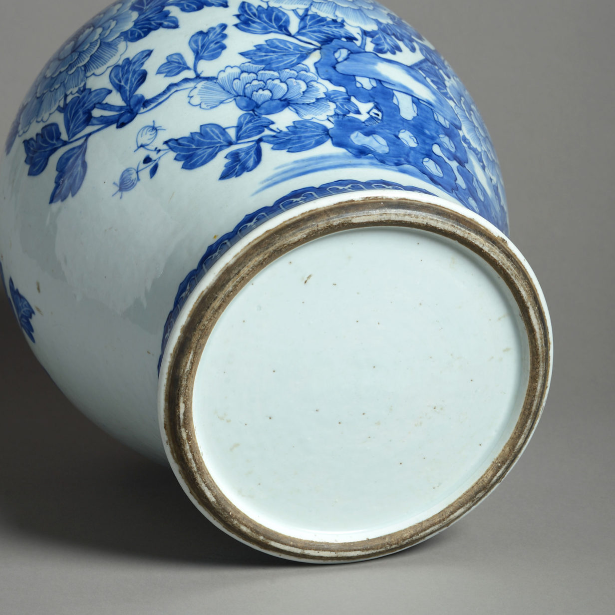 An 18th century blue & white porcelain vase and cover