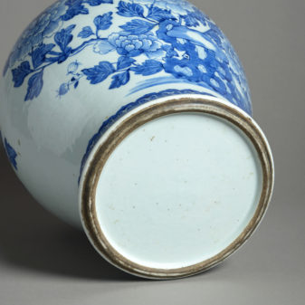 An 18th century blue & white porcelain vase and cover