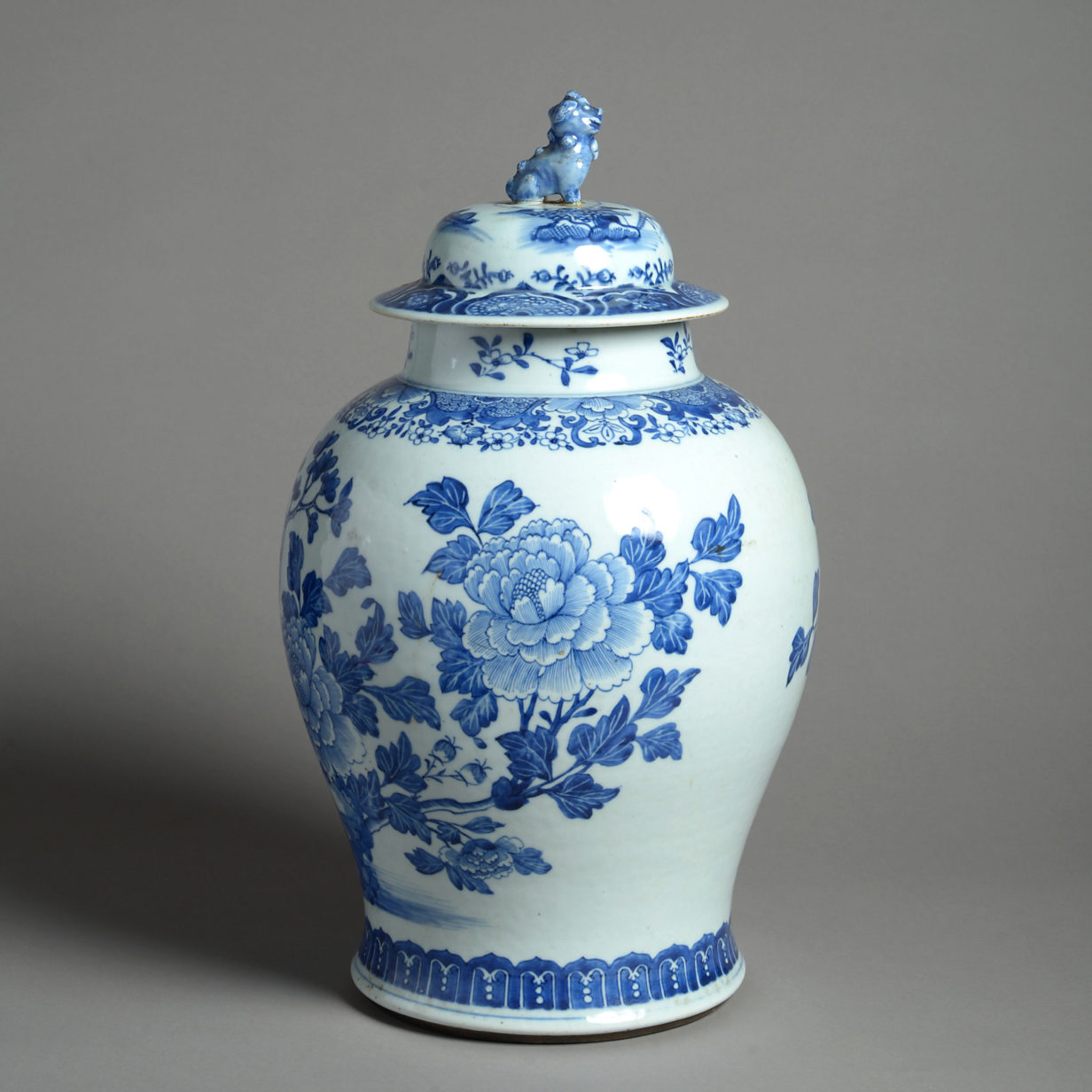 An 18th century blue & white porcelain vase and cover