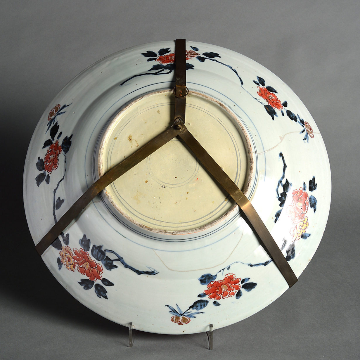 A large 17th century imari porcelain charger