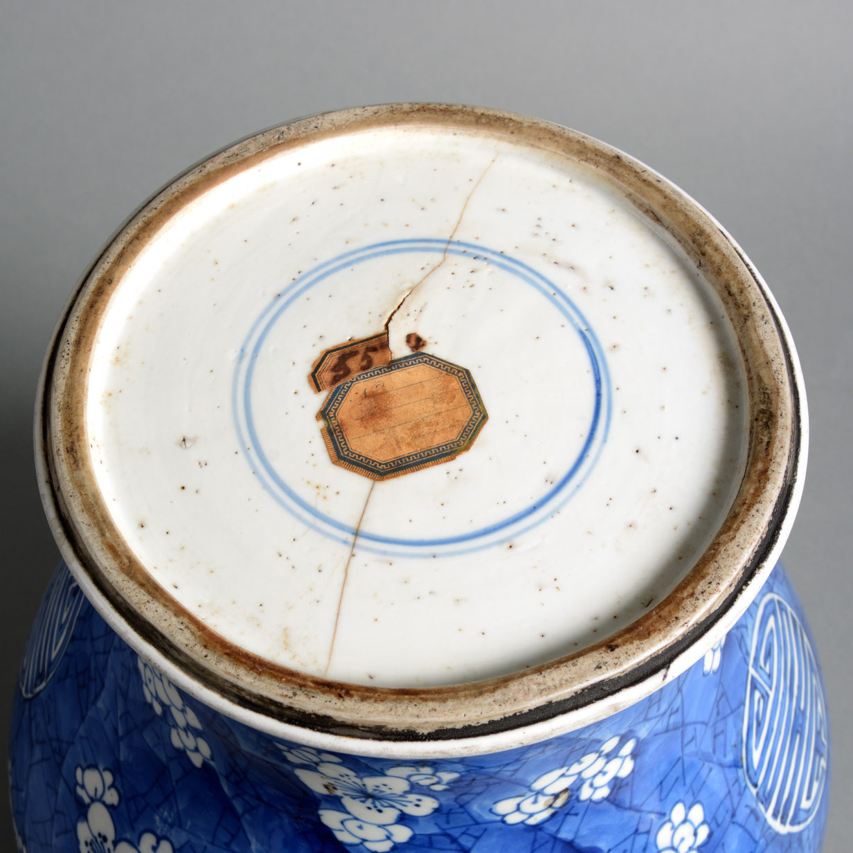 An 18th century kangxi period blue & white porcelain vase