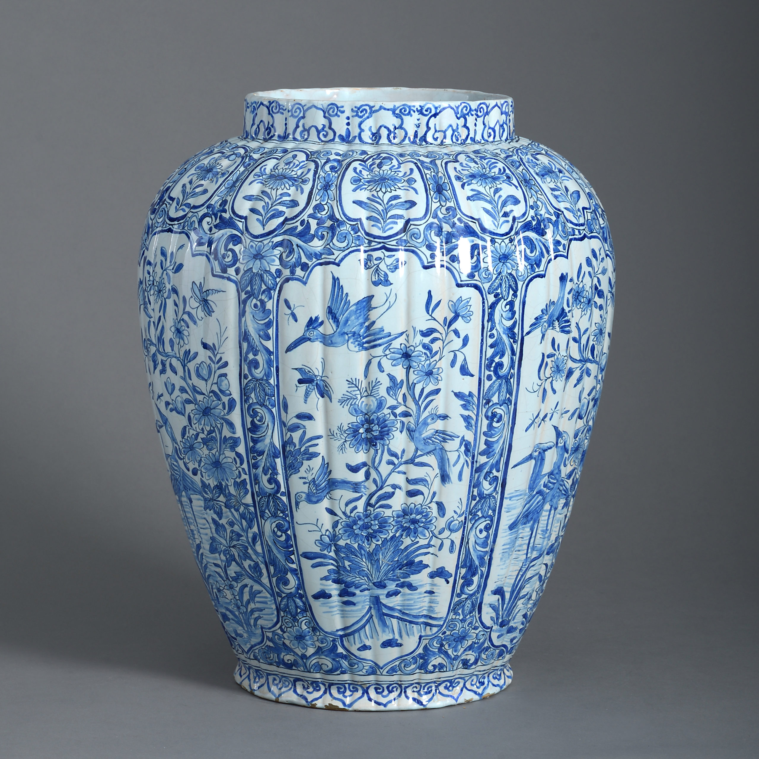 Century blue. Мейсенская голубая ваза. Вазы Делфт в интерьере. Дельфт вазы 17 века. Королевская ваза.