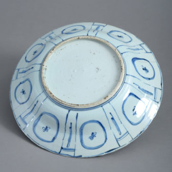 A blue and white kraakware charger