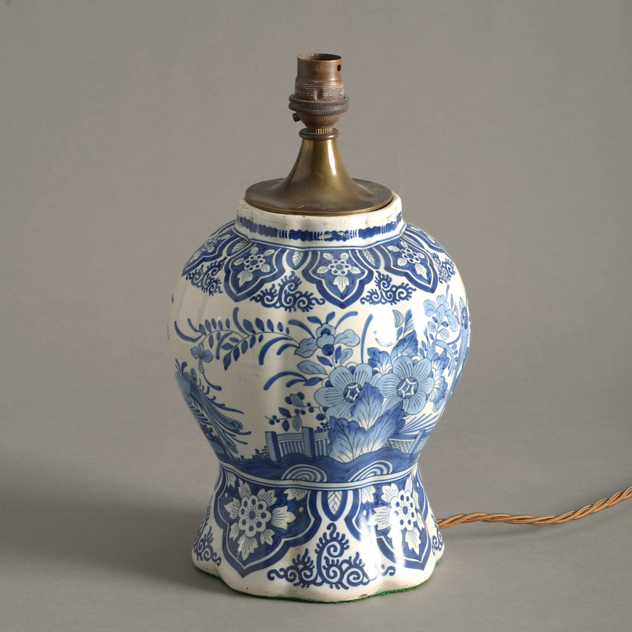 Blue and white delft lamp