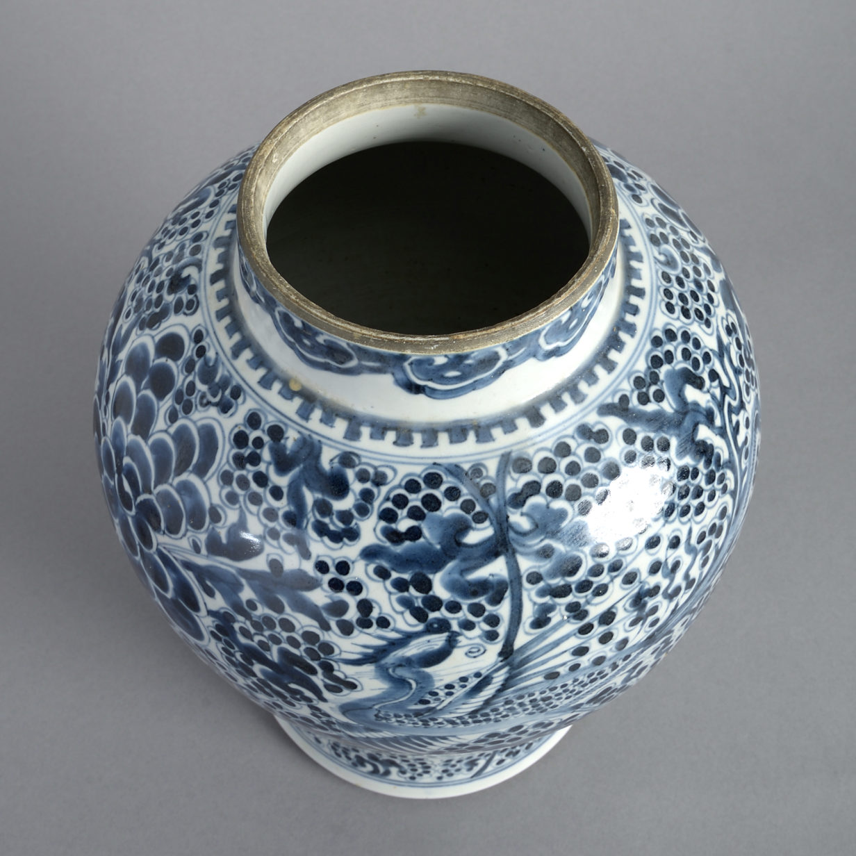 Early 18th century kangxi blue & white porcelain vase