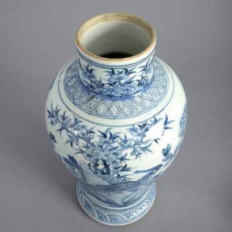 19th century blue & white porcelain vase and cover