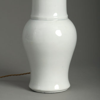 White porcelain sleeve vase lamp