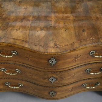 Late 18th century walnut serpentine commode 5 Late 18th century walnut serpentine commode