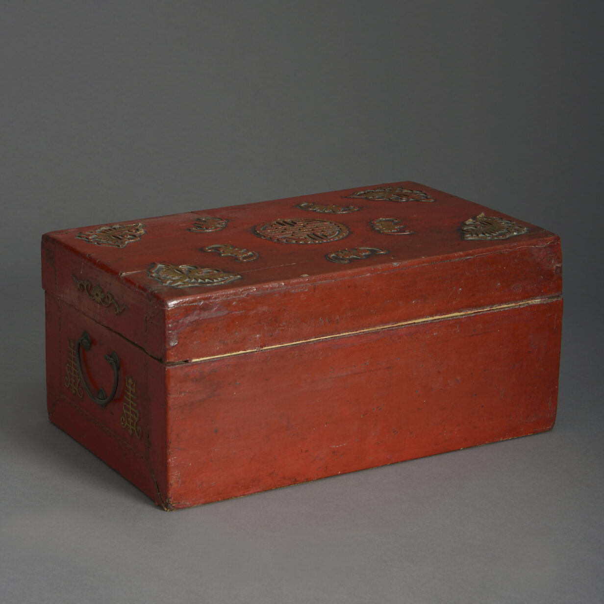 Red lacquer casket