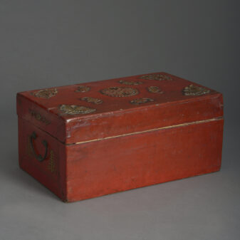 Red lacquer casket