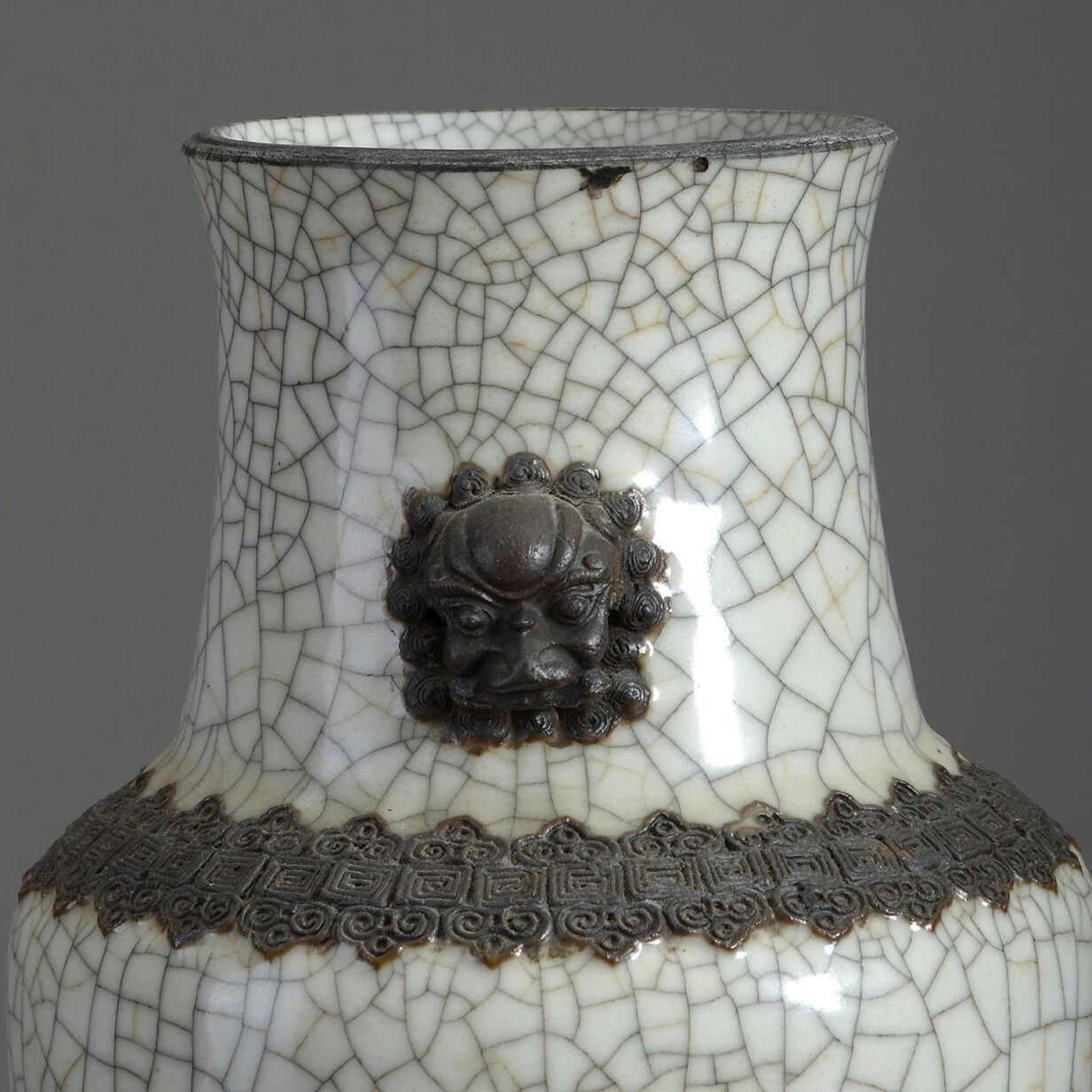 Late 19th century chinese export crackleware porcelain vase
