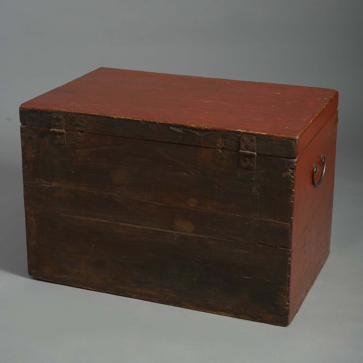 Red lacquer trunk