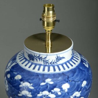 Blue and white chinese vase lamp