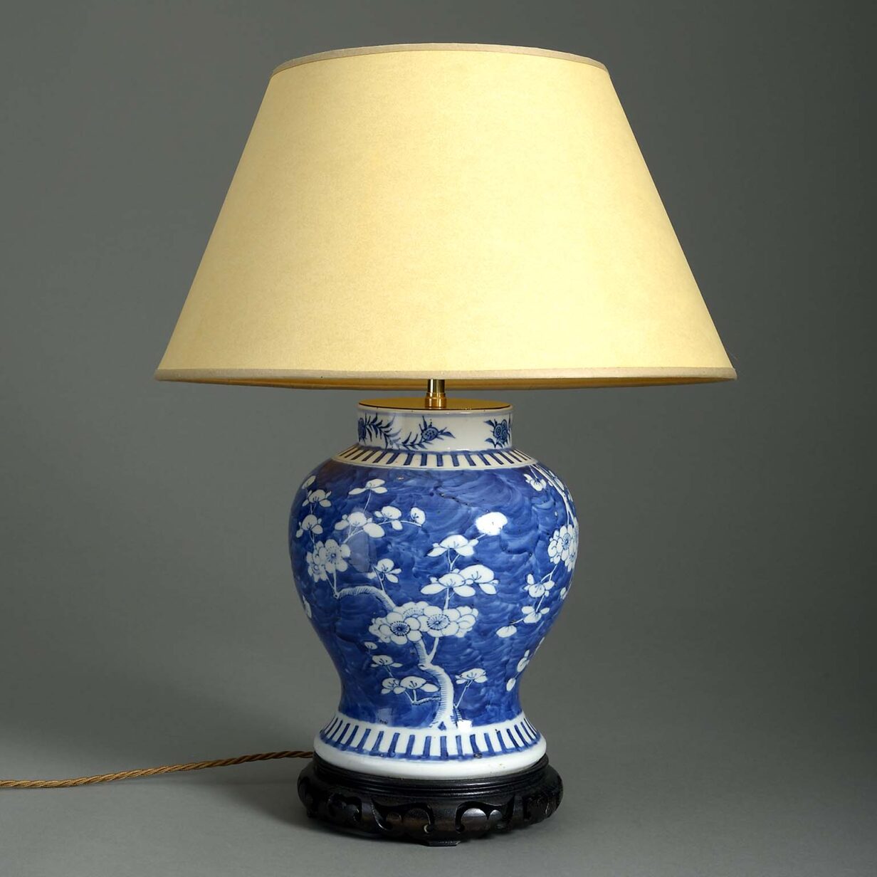 Blue and white chinese vase lamp