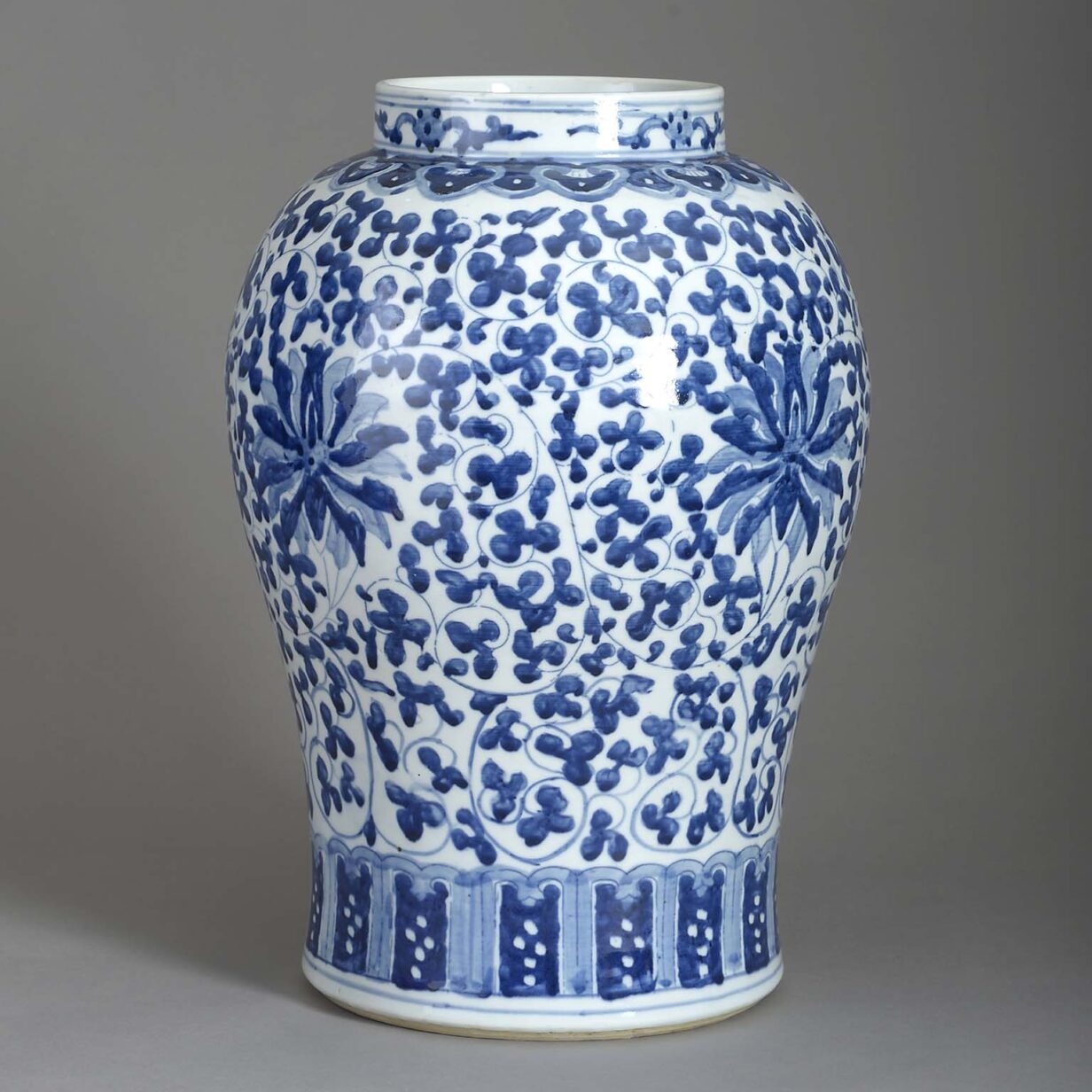 Blue and white chinese export porcelain vase