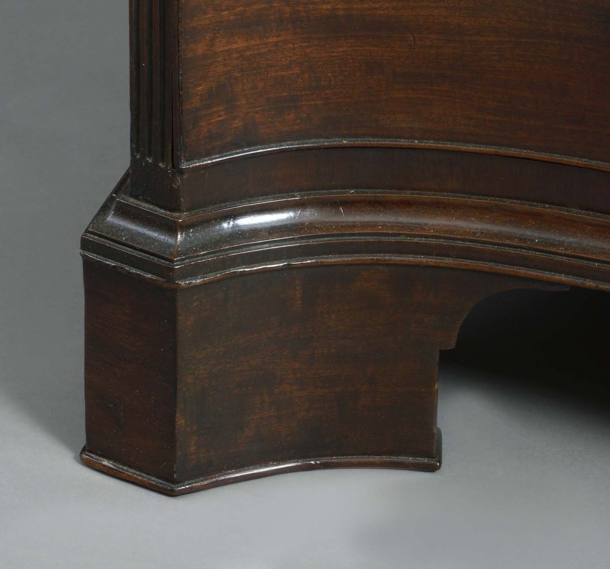 Mid-18th century chippendale period serpentine mahogany dressing chest