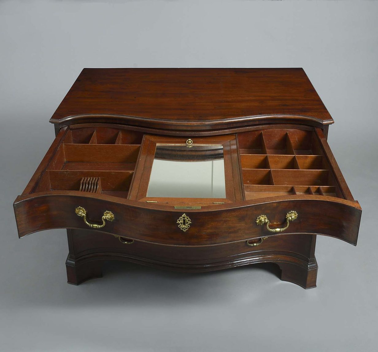 Chippendale dressing commode
