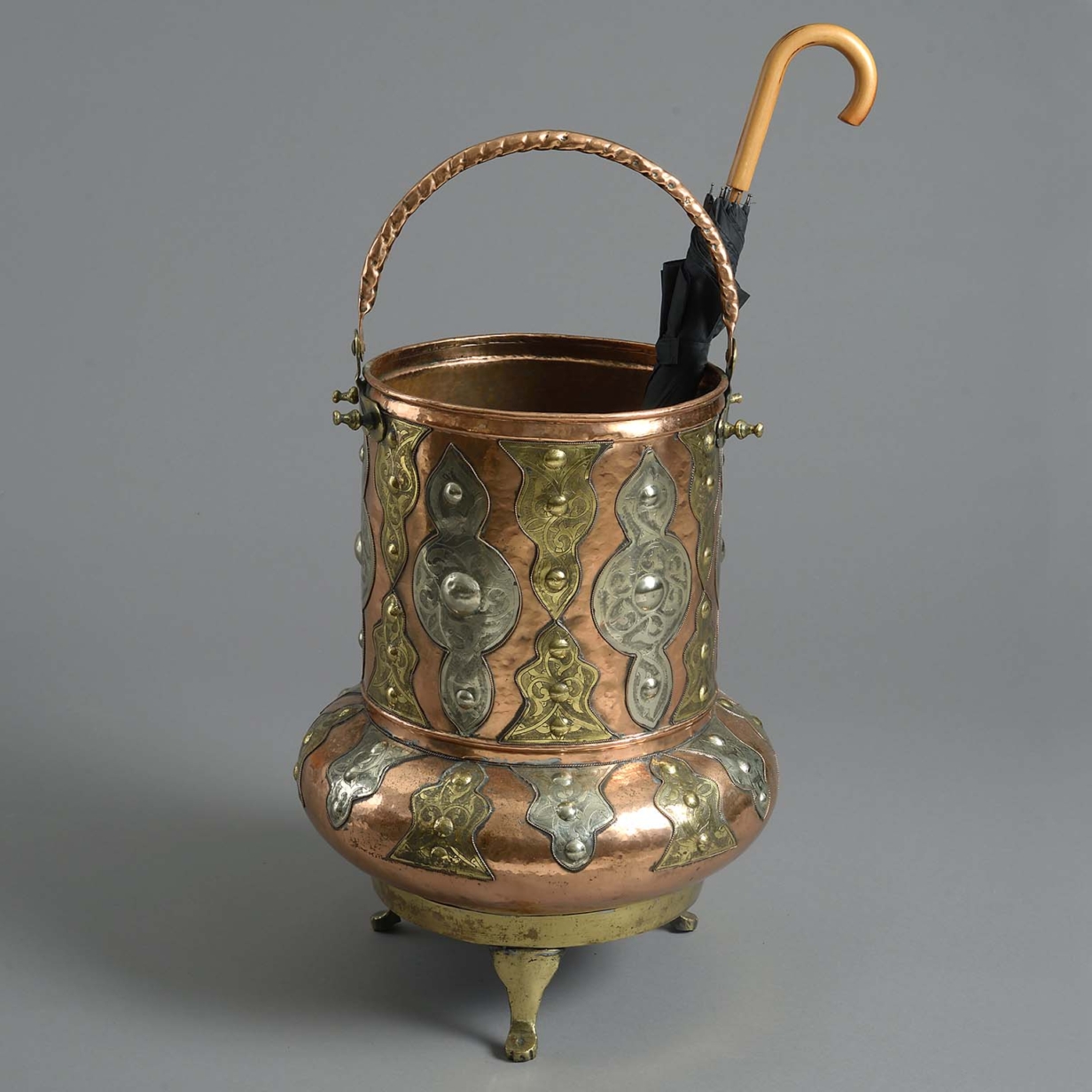 Mamluk hall stand