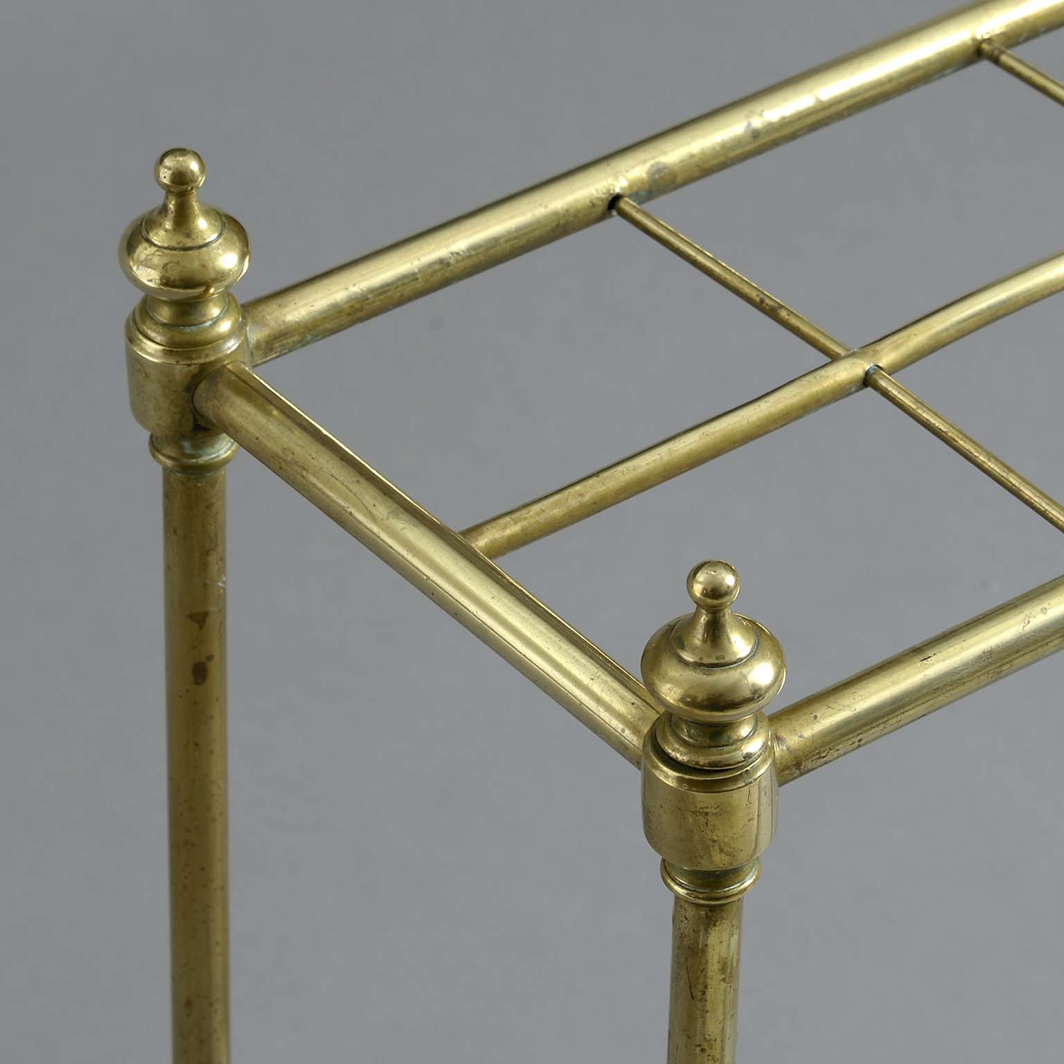 4027-18 19th century victorian brass stick stand