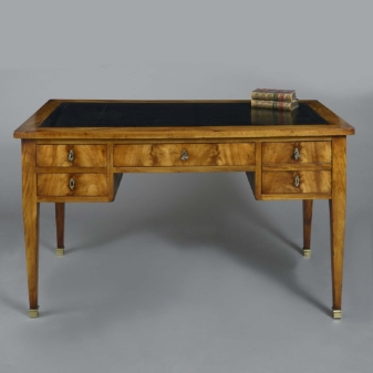 A late 18th century directoire mahogany bureau plat 4 Directoire bureau plat